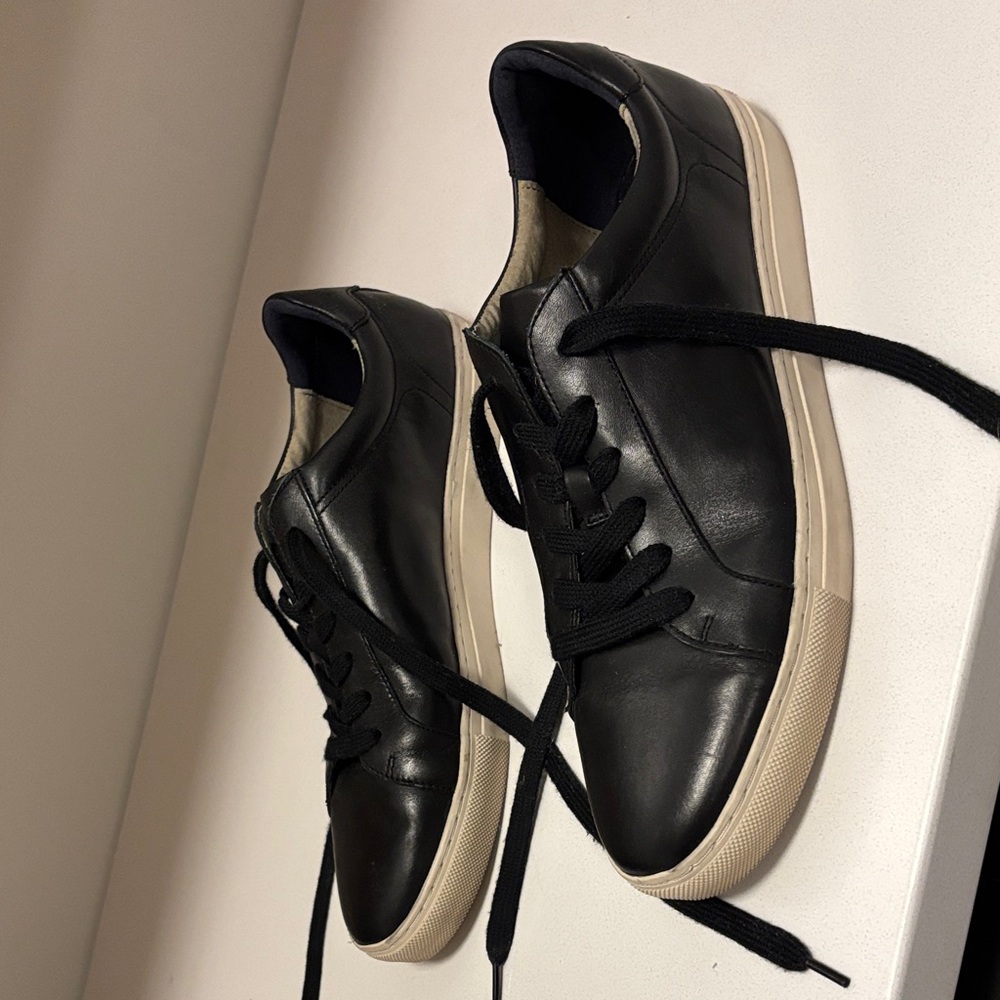 Banana Republic Black and Cream Men's Sneakers